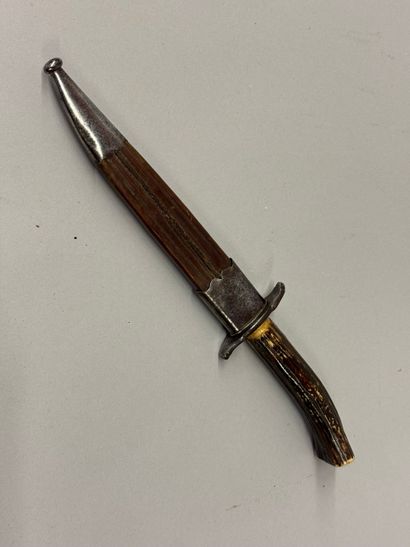 Dague de chasse.
Manche en bois de cervidé...