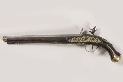 Pistolet d’arçon.
Platine à silex à corps...