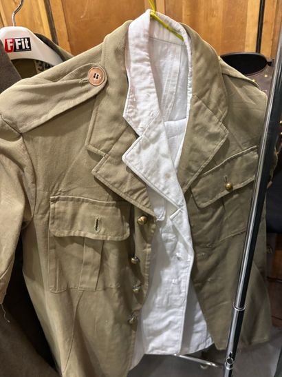 Lot de vêtements militaires français entre-deux...