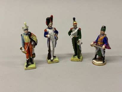 4 sujets en porcelaine allemande, soldats...