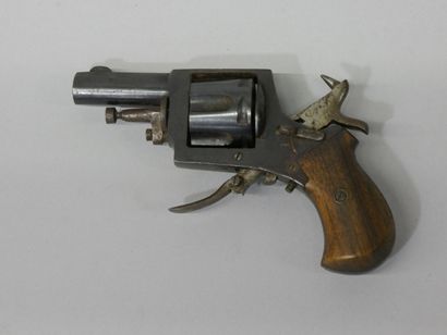 Revolver type Bulldog.
Cinq coups à chargement...