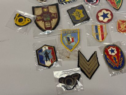 Lot d’insignes tissu dont 2ème DB, forces...