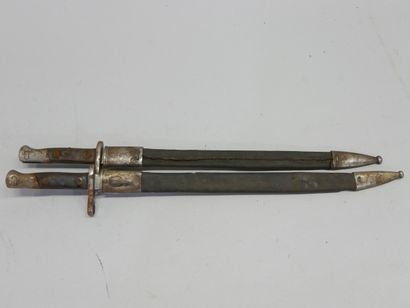 Lot de 2 baionnettes Enfield 1907. Usures...