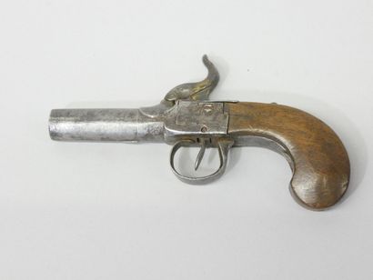 Petit pistolet coffre à percussion.
Système...