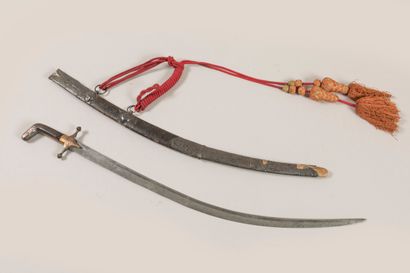 Sabre oriental type Shamshir à pommeau facetté....