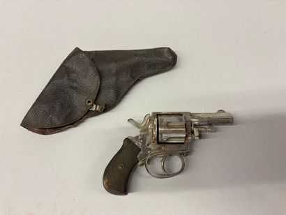 Revolver type Bulldog.
Six coups à chargement...
