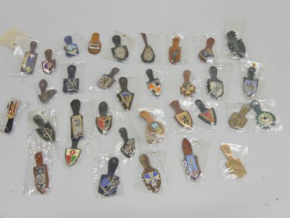 Lot de 33 pucelles de régiments français.
Expert...