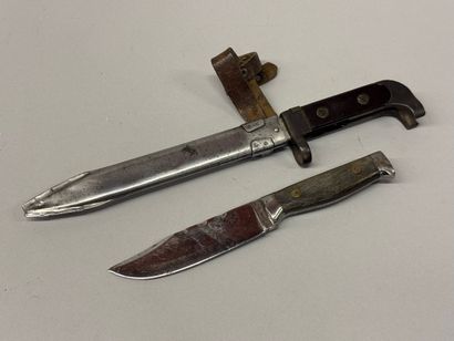Baïonnette pour fusil d’assaut AK47.
Plaquettes...