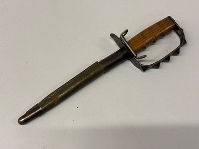 Couteau de combat US 1917 dit Trench knife.
Garde...