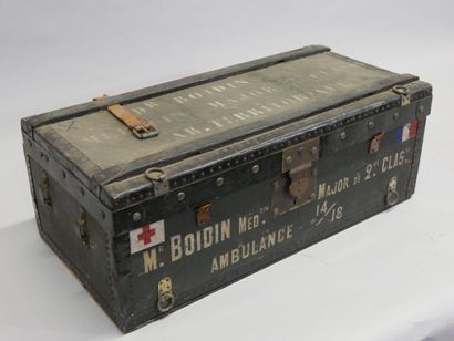 Belle malle militaire marquée sur le couvercle...