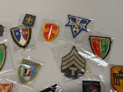 Lot d’insignes tissu dont 2ème DB, forces...