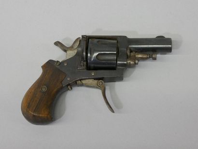 Revolver type Bulldog.
Cinq coups à chargement...