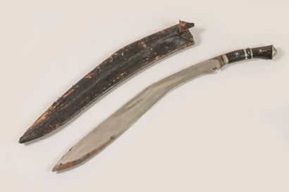 Fort couteau indien dit Kukri.
Monture en...