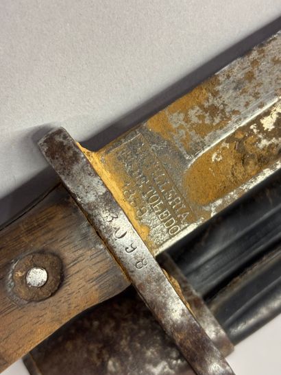 Baïonnette type Mauser.
Pour fusil espagnole.
Fourreau...