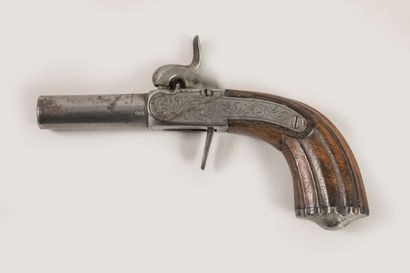 Petit pistolet à coffre à percussion et balle...