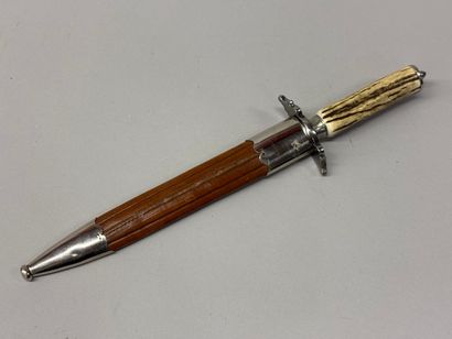 Dague de chasse.
Manche en bois de cervidé...