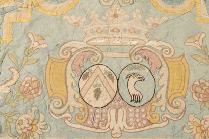 Etoffe de soie brodée de blason d’alliance...