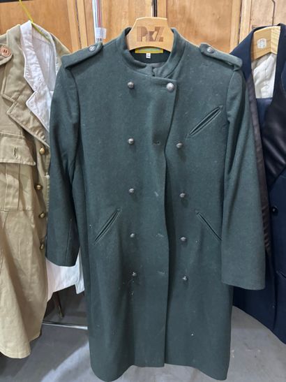 Lot de vêtements militaires français entre-deux...