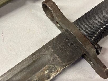 Couteau-Baïonnette US pour fusil Garand.
Plaquettes...