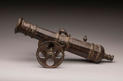 Petit canon de fête en bronze.
De forme octogonal...
