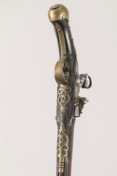 Pistolet d’arçon.
Platine à silex à corps...