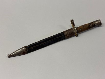 Baïonnette type Mauser.
Pour fusil espagnole.
Fourreau...