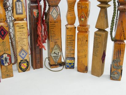 Lot de 13 quilles militaires en bois, XXème...