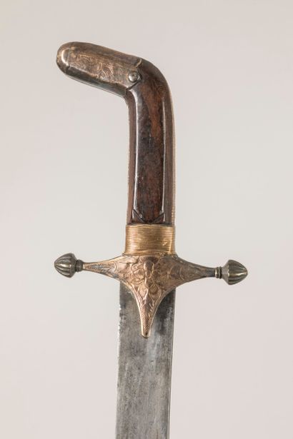 Sabre oriental type Shamshir à pommeau facetté....