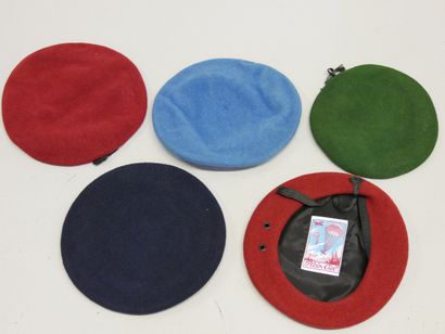 Lot de 5 bérets dont parachutistes, un avec...