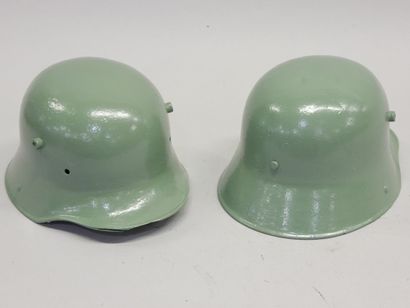 Lot de deux coques de Stahlhelm modèle 16....