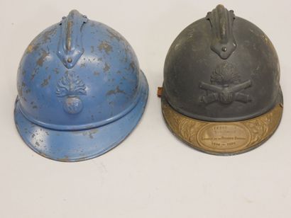 Lot de 2 casques Adrian modèle 15. Un d’artillerie...