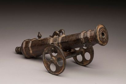 Petit canon de fête en bronze.
De forme octogonal...