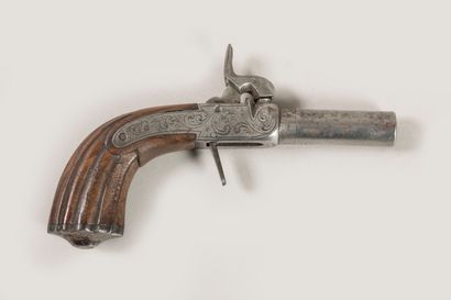 Petit pistolet à coffre à percussion et balle...