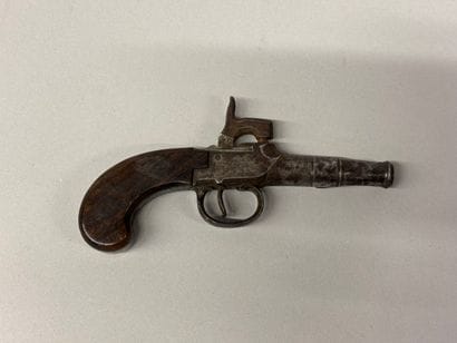 Petit pistolet coffre à percussion.
Système...