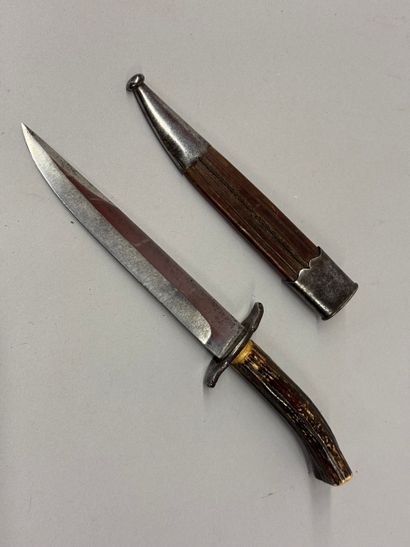Dague de chasse.
Manche en bois de cervidé...