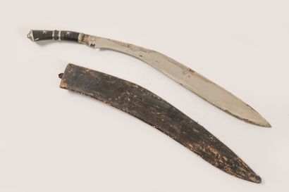 Fort couteau indien dit Kukri.
Monture en...
