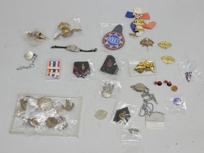Lot d'insignes divers: police nationale,...