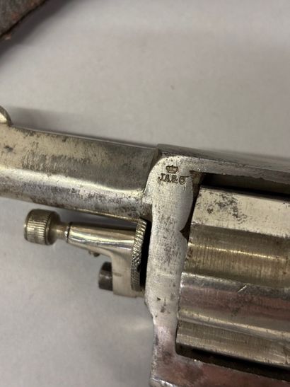 Revolver type Bulldog.
Six coups à chargement...
