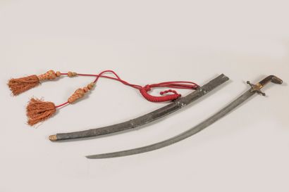 Sabre oriental type Shamshir à pommeau facetté....