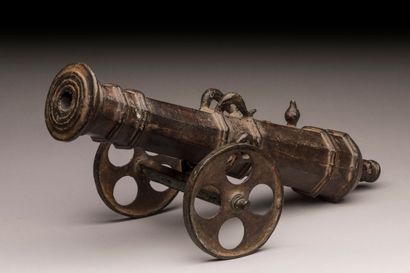 Petit canon de fête en bronze.
De forme octogonal...