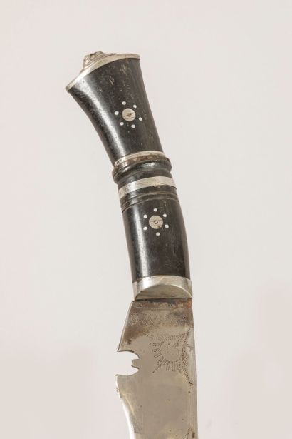 Fort couteau indien dit Kukri.
Monture en...