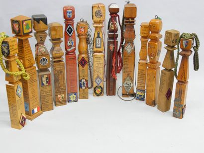 Lot de 13 quilles militaires en bois, XXème...