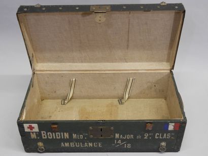 Belle malle militaire marquée sur le couvercle...