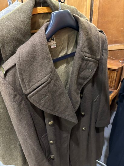Lot de vêtements militaires français entre-deux...
