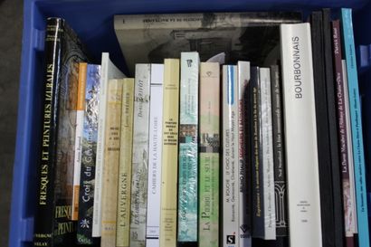 AUVERGNE, 6 caisses dont Almanach de Brioude...