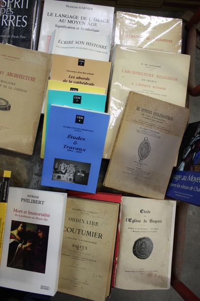 HISTOIRE MEDIEVALE ET ARCHEOLOGIE, 2 cartons...