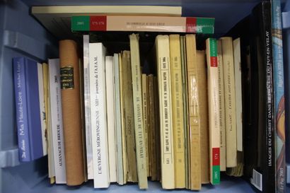 AUVERGNE, 3 caisses de livres et revues modernes...