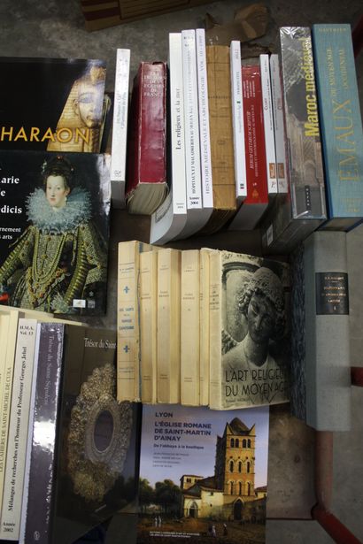 HISTOIRE MEDIEVALE ET ARCHEOLOGIE, 2 cartons...