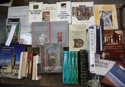 HISTOIRE MEDIEVALE, 3 cartons : Trésor de...