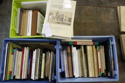 AUVERGNE, 3 caisses de livres et revues modernes...
